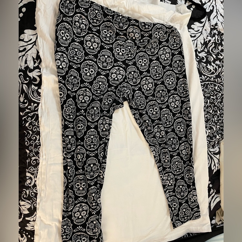 Terra & Sky black and white skull leggings size 3X great for Halloween - Picture 3 of 3